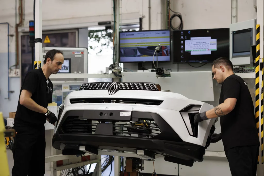 Carrocerías Renault: seis décadas forjando el futuro del automóvil en España 7 Motor16 FABRICA CARROCERIAS RENAULT 4.Montaje Paragolpes 1 Motor16