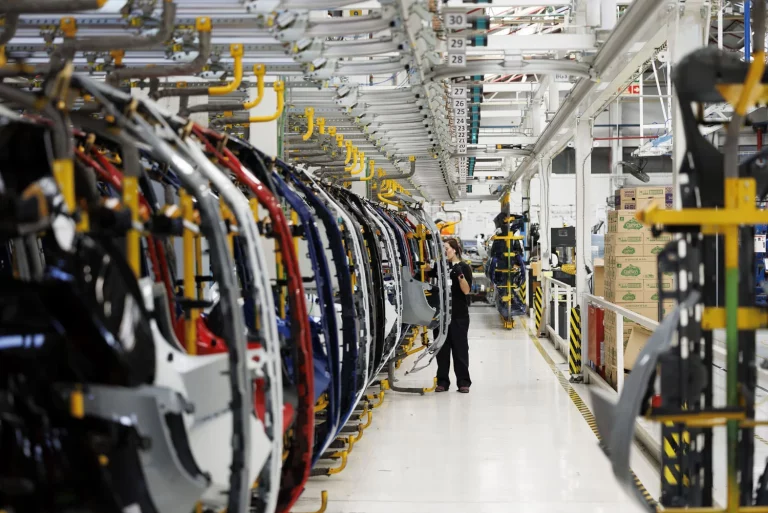 Carrocerías Renault: seis décadas forjando el futuro del automóvil en España