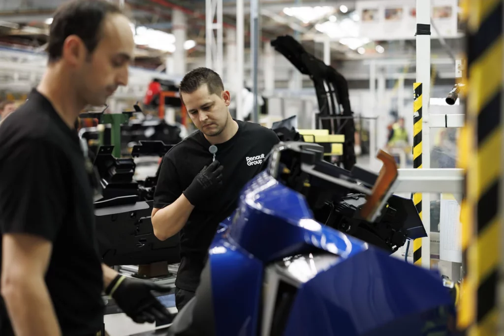 Carrocerías Renault: seis décadas forjando el futuro del automóvil en España 21 Motor16 FABRICA CARROCERIAS RENAULT4.Montaje Paragolpes 3 Motor16