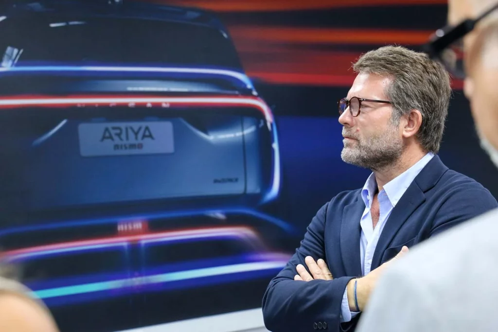 Los híbridos y eléctricos de Nissan forman a los futuros profesionales del motor 1 Motor16 Francesc Corbero en la firma del Acuerdo de Monlau y Nissan Motor16