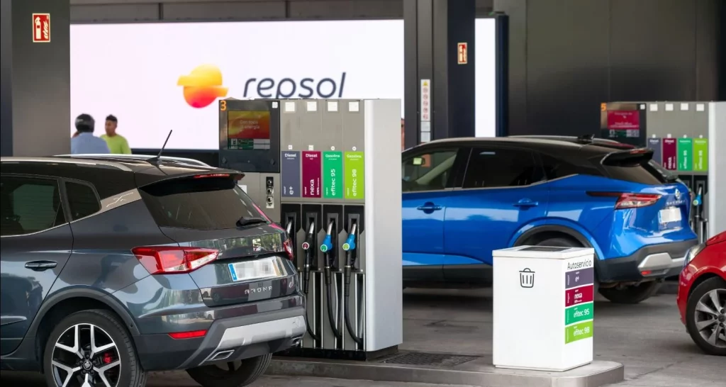 Repsol reta a BP, Moeve y Galp con esta gasolina 'Made in Spain' que convierte a tu coche en merecedor de la etiqueta ECO 1 Motor16 Gasolinera Repsol combustible estacion Motor16
