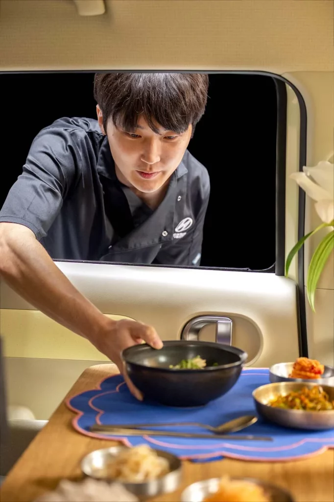 Hyundai transforma su eléctrico INSTER en un restaurante sobre ruedas 10 Motor16 HYUNDAI INSTER Backseat Bites9 Motor16
