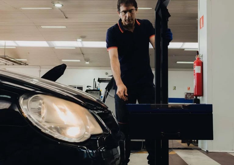 Fallos de alumbrado y señalización: el error que provoca el 22,6% de los suspensos en la ITV y que puedes evitar en minutos