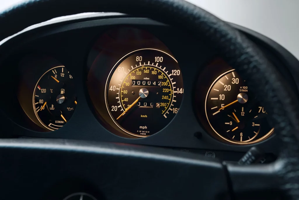 La increíble historia del Mercedes 500 SL con 42 años de vida y solo 42 millas recorridos 3 Motor16 MERCEDES 500 SL SLSHOP 42 Mile R107 500SL 001 3 Motor16