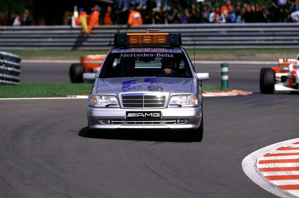 El histórico récord de Mercedes-AMG en la Fórmula 1 1 Motor16 MERCEDES SAFETY CAR 1996 1. Official FIA F1® Safety Car C 36 AMG W202 Mercedes Benz Motor16