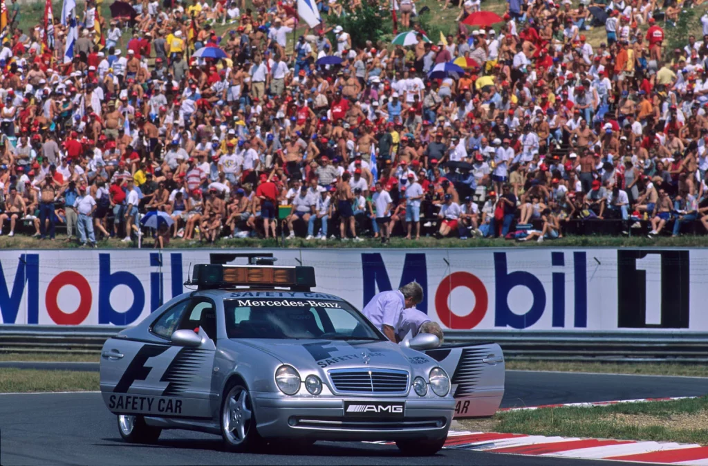 El histórico récord de Mercedes-AMG en la Fórmula 1 6 Motor16 MERCEDES SAFETY CAR 1997 – 1999 2. Official FIA F1® Safety Car CLK 55 AMG C208 Mercedes Benz Motor16