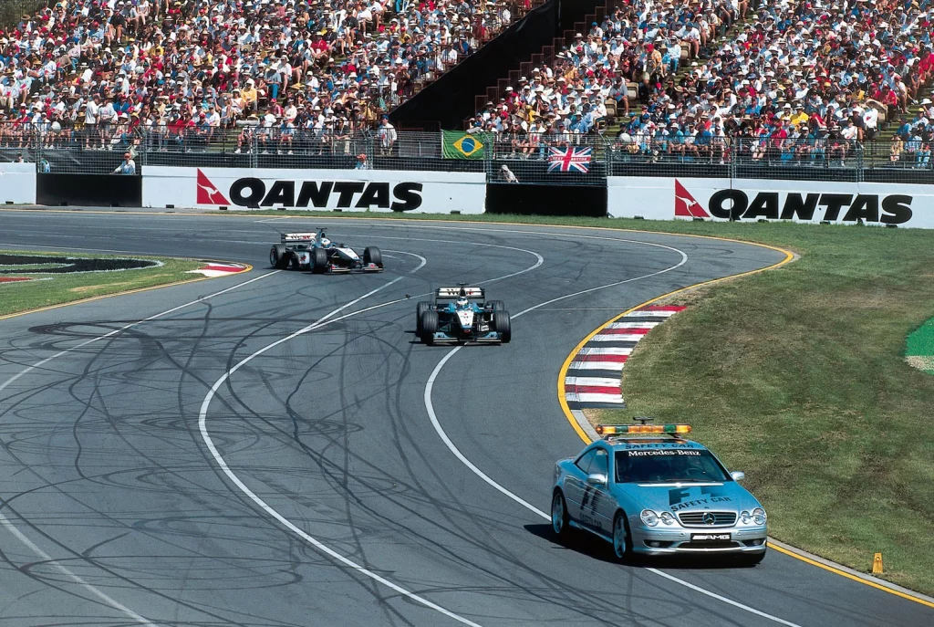 El histórico récord de Mercedes-AMG en la Fórmula 1 7 Motor16 MERCEDES SAFETY CAR 2000 3. Official FIA F1® Safety Car CL 55 AMG C215 Mercedes Benz Motor16