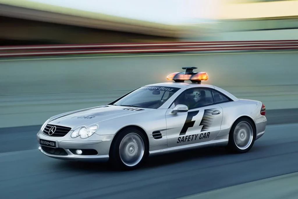 El histórico récord de Mercedes-AMG en la Fórmula 1 8 Motor16 MERCEDES SAFETY CAR 2001 2002 4. Official FIA F1® Safety Car SL 55 AMG R230 Mercedes Benz Motor16