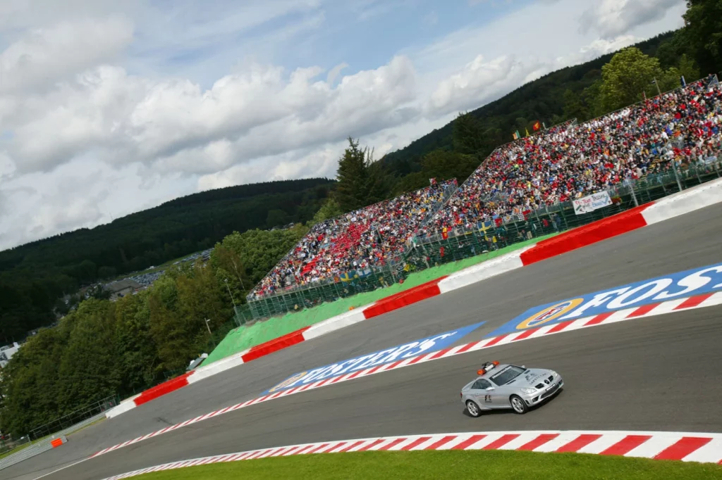 El histórico récord de Mercedes-AMG en la Fórmula 1 10 Motor16 MERCEDES SAFETY CAR 2004 2005 6. Official FIA F1® Safety Car SLK 55 AMG R171 Mercedes Benz Motor16