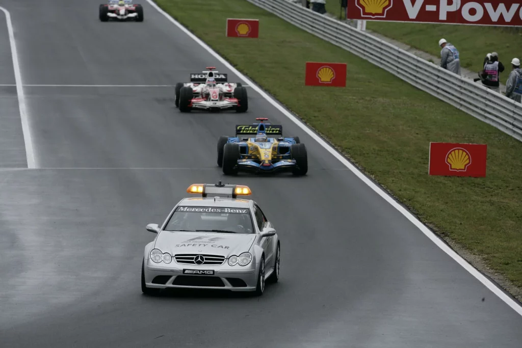 El histórico récord de Mercedes-AMG en la Fórmula 1 2 Motor16 MERCEDES SAFETY CAR 2006 2007 7. Official FIA F1® Safety Car CLK 63 AMG C209 Mercedes Benz Motor16