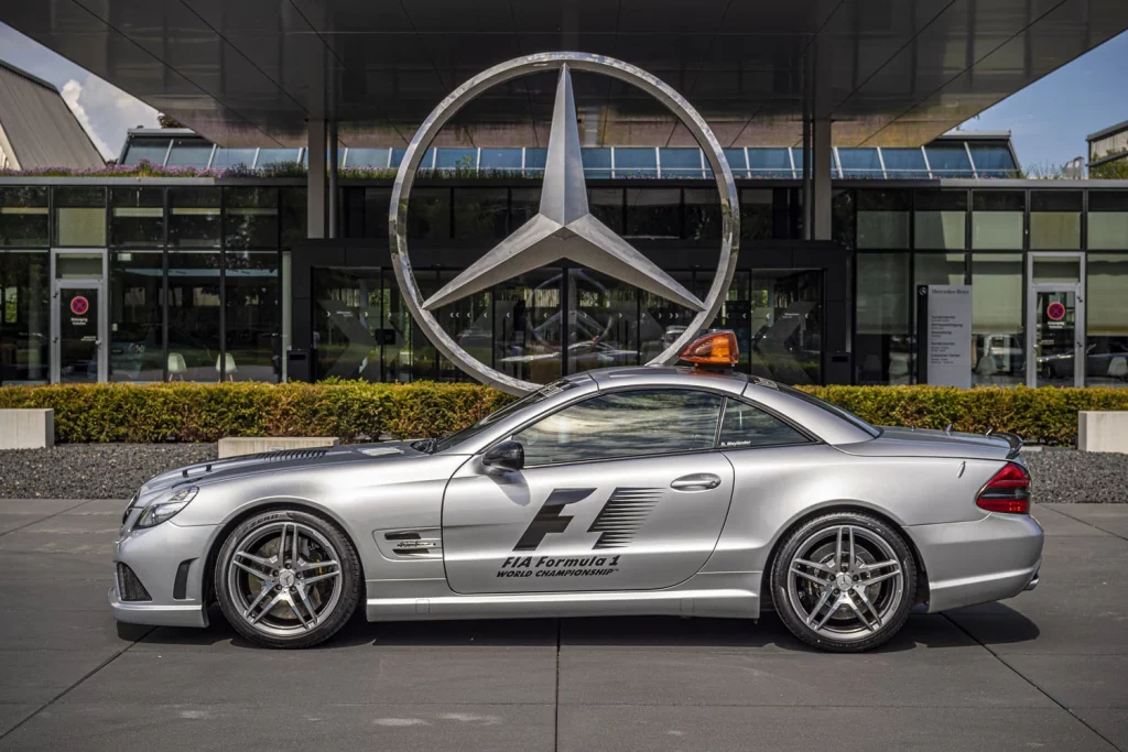 El histórico récord de Mercedes-AMG en la Fórmula 1 12 Motor16 MERCEDES SAFETY CAR 2008 2009 8. Official FIA F1® Safety Car SL 63 AMG R230 Mercedes Benz Motor16