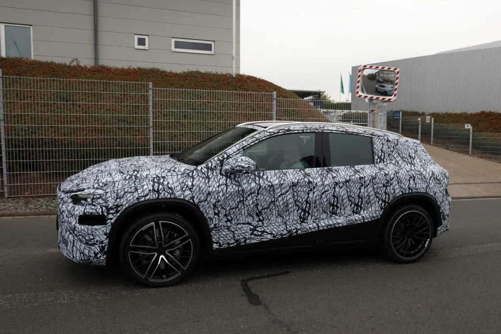 Cuenta atrás para el Mercedes GLA 2027, que será multienergía 9 Motor16 Mercedes GLA AMG Line 2026 7 Motor16