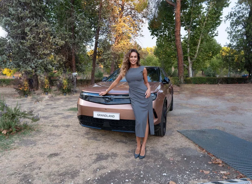 Lara Álvarez, 'enamorada' de tres SUV de Opel: sigue la historia en la miniserie 'German SUV & Friends' 14 Motor16 OPEL German SUV Friends MINISERIE12 Motor16