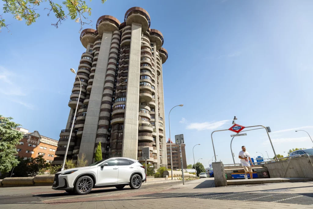 Ruta arquitectónica en el Lexus NX 450h+: Madrid, a la vanguardia 3 Motor16 El Lexus NX 450h+ junto a las icónicas Torres Blancas.
