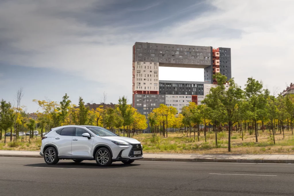 Ruta arquitectónica en el Lexus NX 450h+: Madrid, a la vanguardia 6 Motor16 RUTA ARQUITECTONICA LEXUS MADRID 25 Motor16