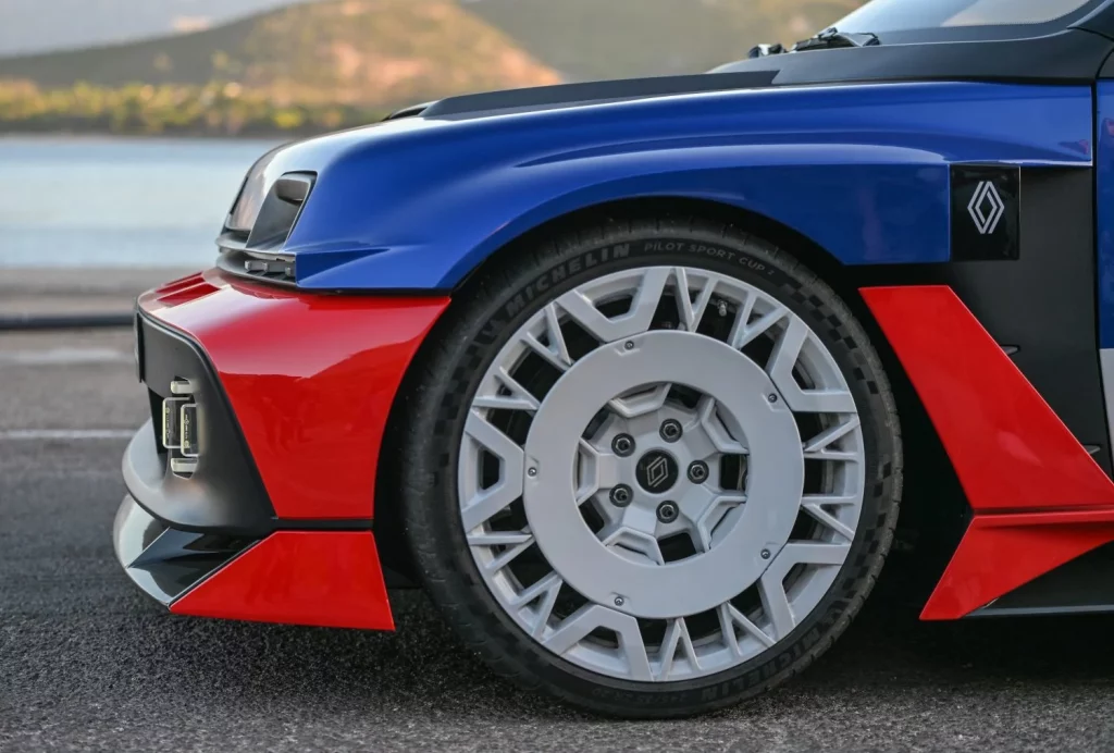 El Renault 5 Turbo 3E debuta en el Tour de Corse con sus 555 CV eléctricos 8 Motor16 El Renault 5 Turbo 3E debuta en el Tour de Corse con sus 555 CV eléctricos