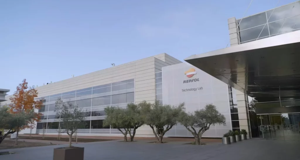 El órdago de Repsol a Moeve, BP o Galp para alargar al máximo la vida de tu coche de gasolina con este combustible de Fórmula 1 81 Motor16 Repsol technology lab Motor16