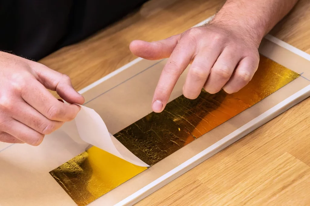 Cuando unes los conceptos Rolls-Royce, marquetería, tecnología, 3D y pan de oro ocurre esto