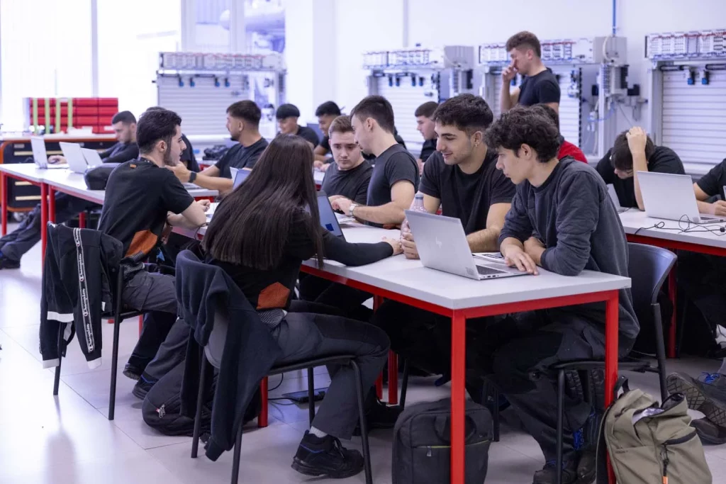 SEAT invierte 3,4 millones de euros en una nueva Escuela de Aprendices 3 Motor16 SEAT NUEVA ESCUELA DE APRENDICES5 Motor16