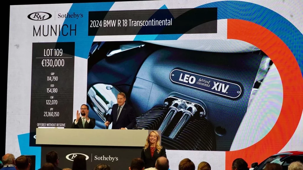 Subastada por 130.000 euros la BMW R18 Transcontinental firmada por el Papa León XIV 1 Motor16 SUBASTA BMW PAPA LEON XIV1 Motor16