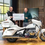 Subastada por 130.000 euros la BMW R18 Transcontinental firmada por el Papa León XIV