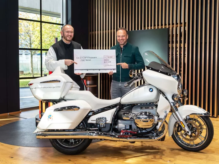 Subastada por 130.000 euros la BMW R18 Transcontinental firmada por el Papa León XIV