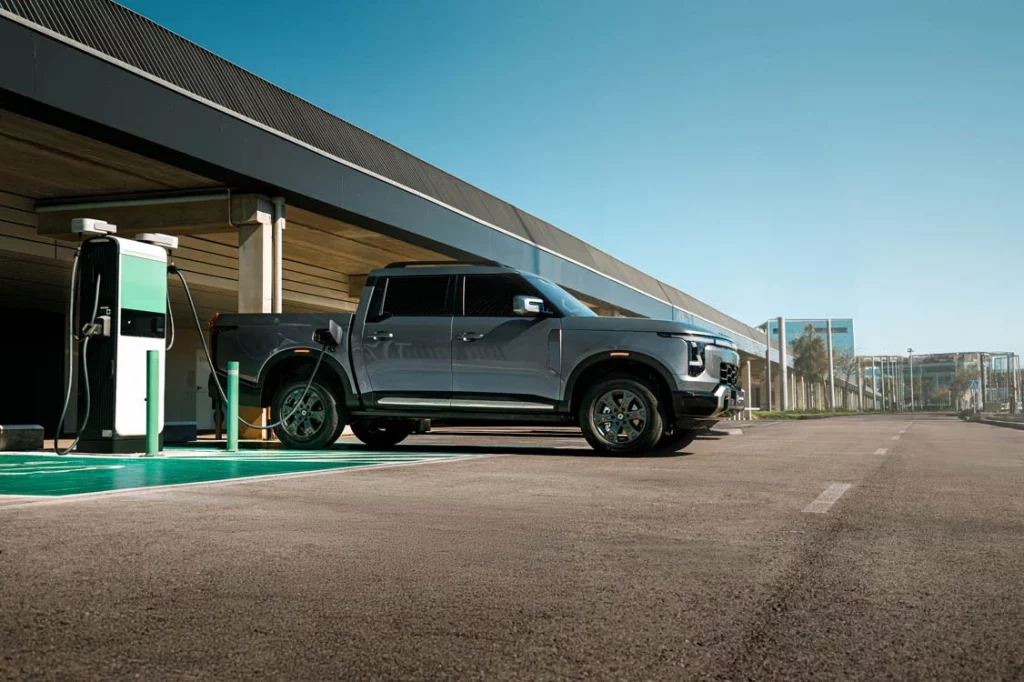 Así son los nuevos pick-up Santana 400 PHEV y 400D con los que la marca regresa a la actividad 1 Motor16 Santana Motors 400 PHEV y D 2 Motor16