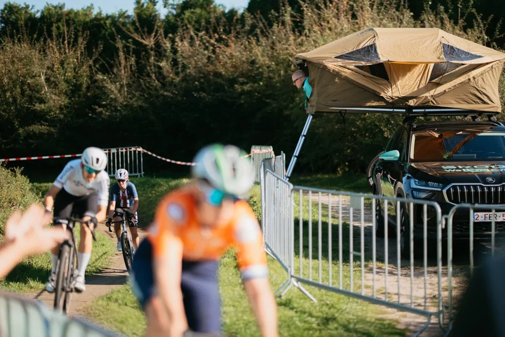Una flota eléctrica de Škoda ha acompañado a los ciclistas del Bolero UCI Gravel World Championships 2025 1 Motor16 Skoda bolero uci gravel world championship1 Motor16