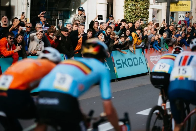Una flota eléctrica de Škoda ha acompañado a los ciclistas del Bolero UCI Gravel World Championships 2025