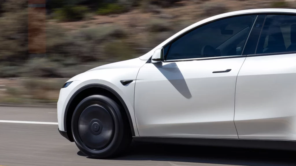 Tesla Model Y Standard: la versión más barata y el misterio de su techo de cristal 18 Motor16 TESLA MODEL Y STANDARD 14 Motor16