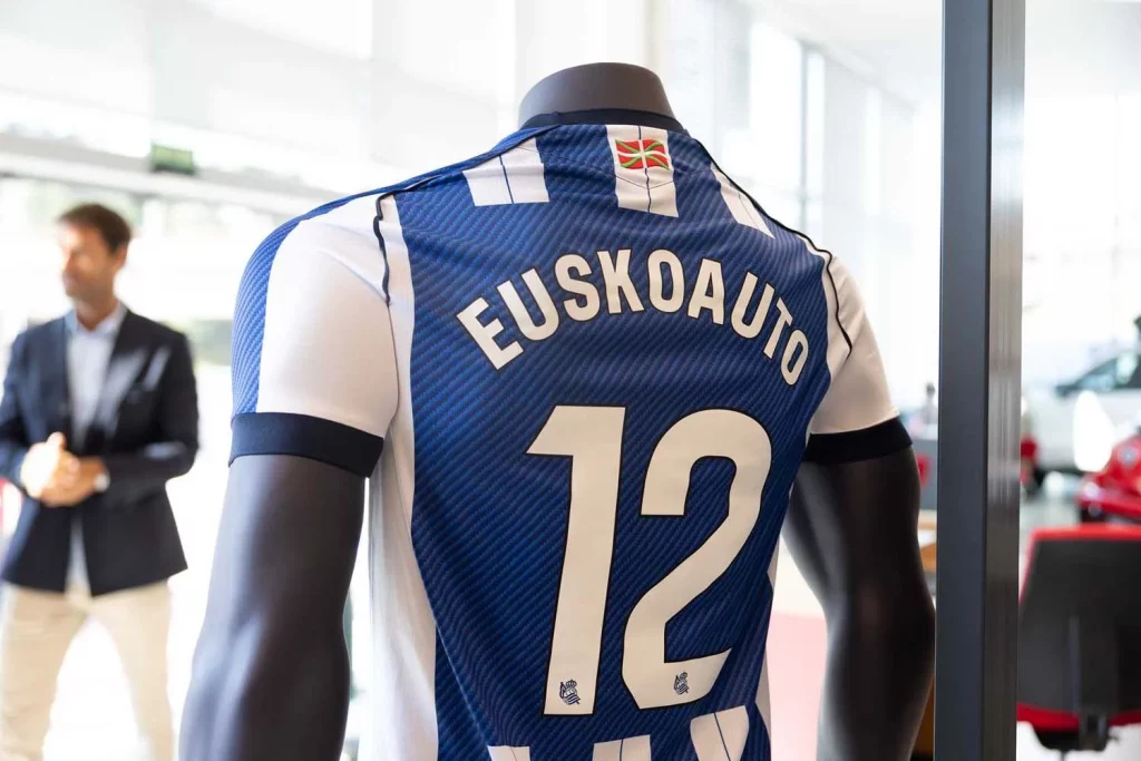 Toyota amplía su alianza con la Real Sociedad hasta 2028 y hay descuentos para los socios 1 Motor16 TOYOTA REAL SOCIEDAD2 Motor16