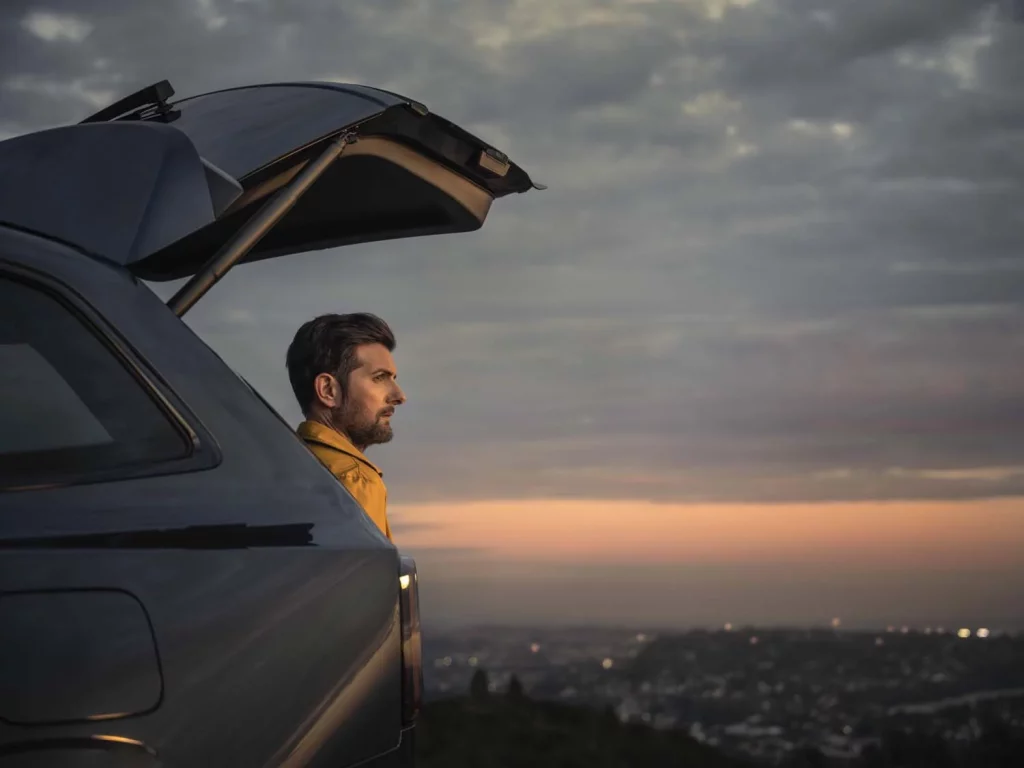 Adam Scott, protagonista de la exitosa serie "Separación", se alía con Volvo en un nuevo proyecto 5 Motor16 The Family Car An American Volvo Adam Scott2 Motor16
