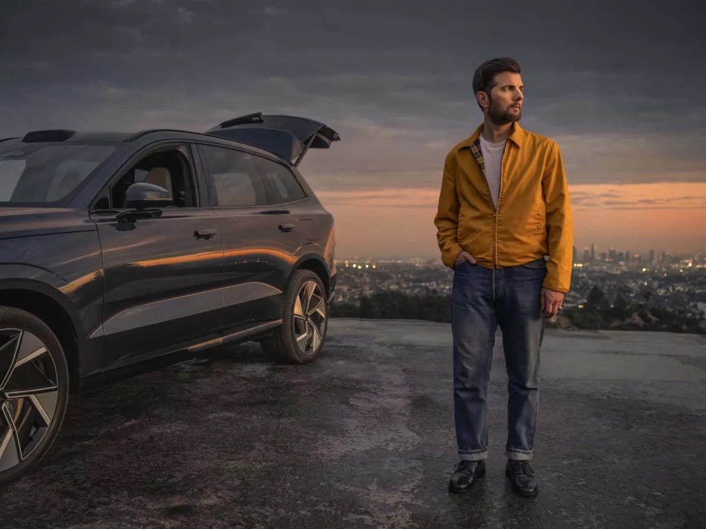 Adam Scott, protagonista de la exitosa serie "Separación", se alía con Volvo en un nuevo proyecto 1 Motor16 The Family Car An American Volvo Adam Scott3 Motor16