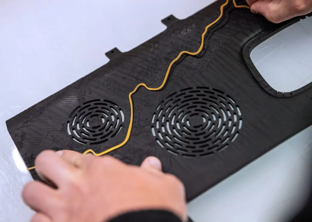 Cuando unes los conceptos Rolls-Royce, marquetería, tecnología, 3D y pan de oro ocurre esto