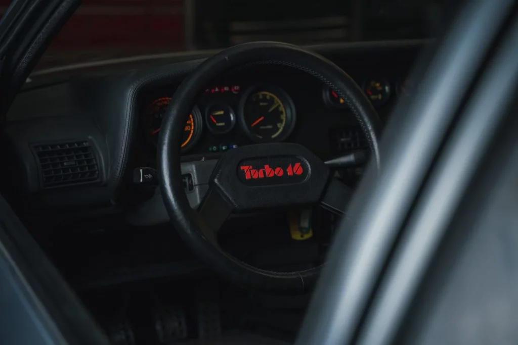 Gracias, Tolman: El preparador britanico revive los Grupo B 15 Motor16 Tolman Peugeot T16 interior Motor16