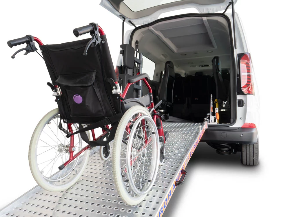 Volkswagen T7 Caravelle adaptada 3 Motor16