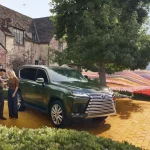 Jon M. Chu, el director de la aclamada saga cinematográfica ‘Wicked’, elige el Lexus LX para viajar junto a su familia a la mágica ciudad de OZ