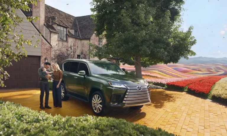 Jon M. Chu, el director de la aclamada saga cinematográfica ‘Wicked’, elige el Lexus LX para viajar junto a su familia a la mágica ciudad de OZ