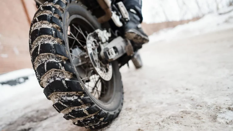 Prepara la moto para una ruta de otoño: revisa cadena, neumáticos y frenos y evita una avería de 1.500 euros