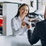 Paloma (39), dueña de un concesionario: ‘Si vas a estrenar coche en 2026 te recomiendo la alternativa ideal al eléctrico o híbrido enchufable’