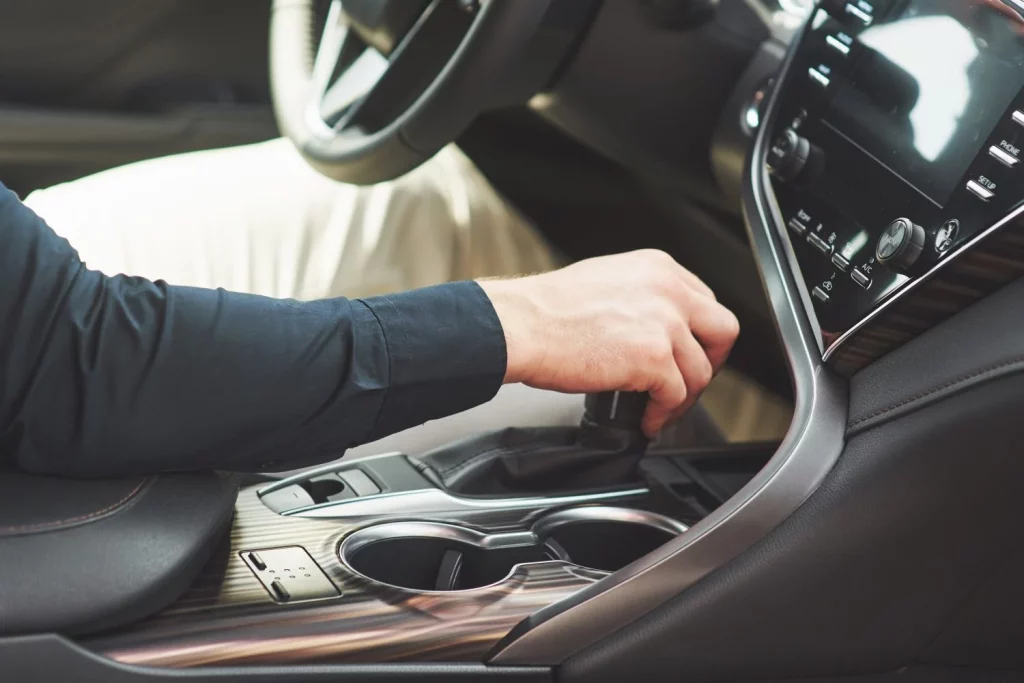 David (44), mecánico: "Es el gesto más tonto, pero hace que tu coche gaste más" 1 Motor16 palanca de cambios coche