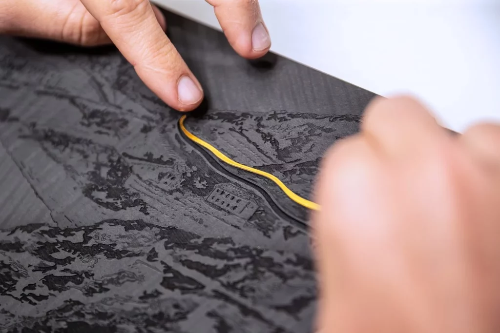 Cuando unes los conceptos Rolls-Royce, marquetería, tecnología, 3D y pan de oro ocurre esto