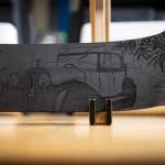 Cuando unes los conceptos Rolls-Royce, marquetería, tecnología, 3D y pan de oro ocurre esto