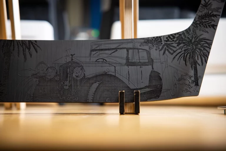 Cuando unes los conceptos Rolls-Royce, marquetería, tecnología, 3D y pan de oro ocurre esto