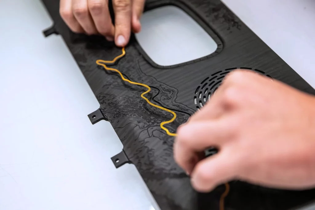 Cuando unes los conceptos Rolls-Royce, marquetería, tecnología, 3D y pan de oro ocurre esto