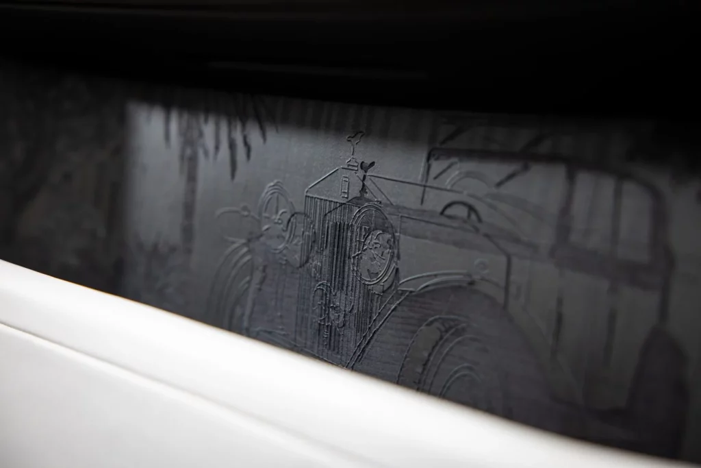 Cuando unes los conceptos Rolls-Royce, marquetería, tecnología, 3D y pan de oro ocurre esto