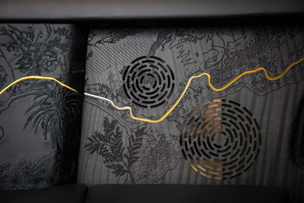 Cuando unes los conceptos Rolls-Royce, marquetería, tecnología, 3D y pan de oro ocurre esto