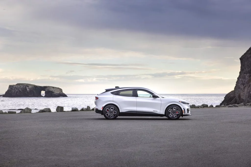 Sin hacer ruido, Ford introduce en el Mustang Mach-E el cambio que los clientes pedían desde hacía cinco años 1 Motor16 2025 Ford Mustang Mach-E GT California. Imagen lateral.