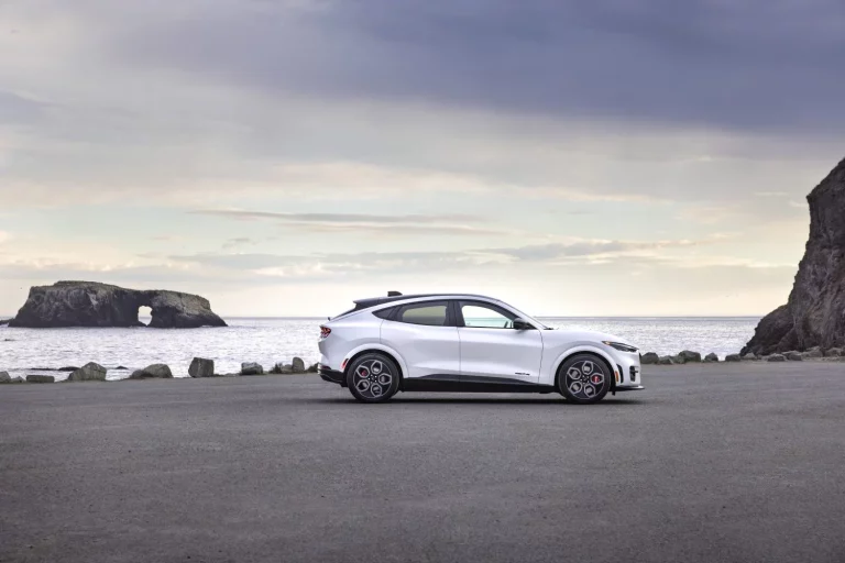 El Ford Mustang Mach-E GT California Special reescribe los años 60 con tecnología eléctrica