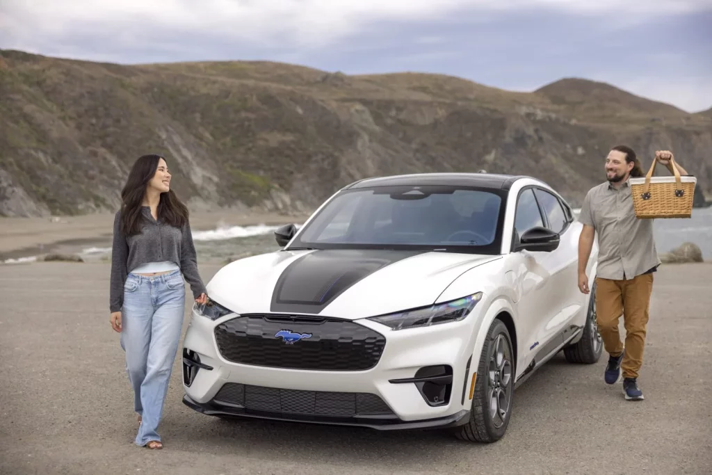 El Ford Mustang Mach-E GT California Special reescribe los años 60 con tecnología eléctrica 1 Motor16 El Ford Mustang Mach-E GT California Special reescribe los años 60 con tecnología eléctrica
